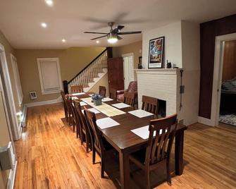 Inviting 3-bedroom house in Bloomsburg with WiFi - Bloomsburg - Essbereich