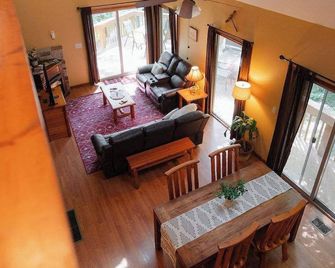 Cheerful Two Bdrm Cabin with Hot Tub & Pet Friendly - Lancaster