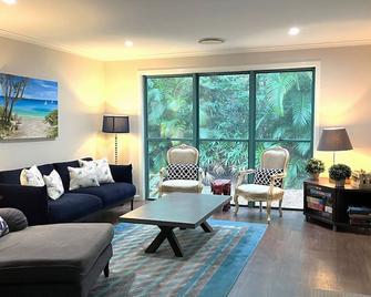 7 Belle Court Rainbow Shores Fully ducted aircon. Pets welcome - Rainbow Beach - Wohnzimmer