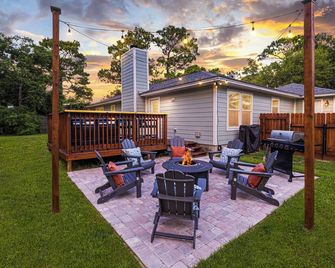 Hot Tub • Fire Pit • Nespresso • Vinyl • Peaceful & Cozy Niceville Retreat - Niceville - Patio