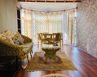 Hillscape Inn - Srinagar - Living room