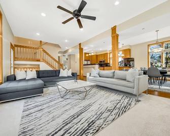 Stone Creek Modern Luxe Homeminneapolis Suburbstwin Citieslakes - Chanhassen - Living room