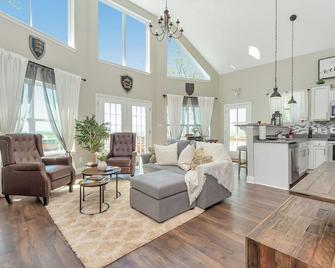 Vineyard Cottage in Wine Country with Hot Tub - Jonesville - Wohnzimmer