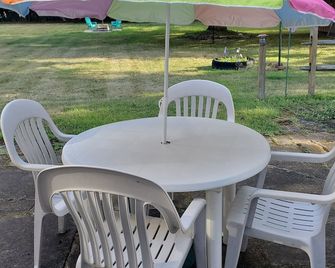 Charming 3b, 1& 1/2 Bath Ranch House. Sleeps 6. Full Ac. Near Suny Fredonia. - Fredonia - Patio