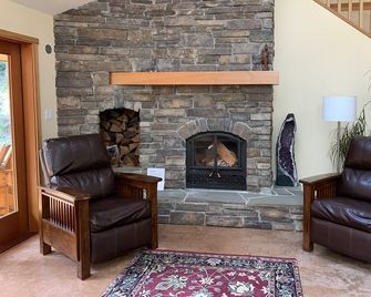 Tranquil Cowichan Riverfront Home - Lake Cowichan - Salon