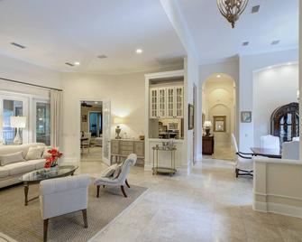 Spacious Luxury Home - Saint Simons - Living room