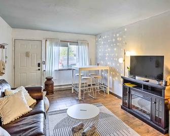 First-Floor Hunter Condo Less Than 1 Mi to Slopes! - Hunter - Sala de estar