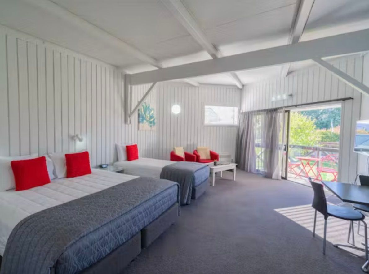 أسور إكسبلورر موتل آند ٔبارتمنتس