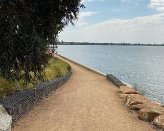 Spacious Unit in Convenient Location - Yarrawonga - Beach