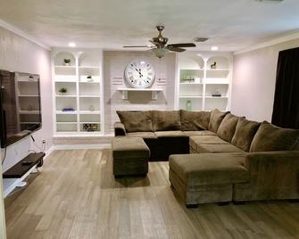Ft Sill house big enough for everyone. - Lawton - Living room