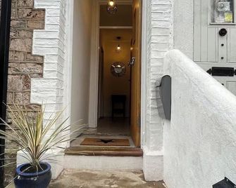 Charming 3-Bed Cottage - Private Garden & Parking - Torquay - Outdoors view