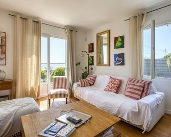Awesome Home In Saint-Trojan-Les-Bains - Saint-Trojan-les-Bains - Wohnzimmer