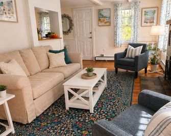 NEW Coastal Cottage 2 Miles to Beach and Lake Access - Clinton - Living room
