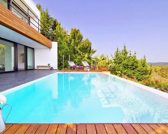Luxury Villa in Barcelona with Private Pool - Pallejá - Piscina