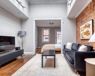 Beautiful West Village 1BR w/ Skylight & W/D, Prime Locale, by Blueground - New York - Living room