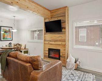 Cozy retreat near Sandpoint, Idaho. Close to Downtown, the lake and skiing. - Ponderay - Вітальня