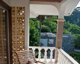 Villa de Roses - Beau Vallon - Balcón