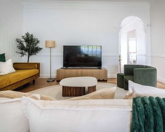 Heart of Milton 4b2b AC 2Tvs Private Parking walk to Suncorp Stadium - Brisbane - Living room