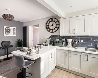 Luxury House 4 ensuite bedrooms, free parking ,wifi - Oxford - Kitchen