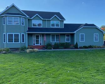 Spacious Colonial with ample space - Putnam Valley - Building