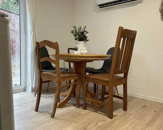 Charming & private vacation home on the Pledlberg - Winzer - Dining room