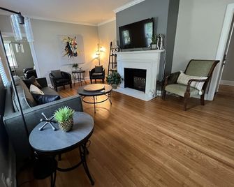“New” Elizabethtown Poplar Place! - Elizabethtown - Wohnzimmer