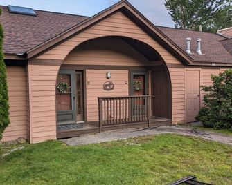 Chalet-styled condo in the heart of the White Mountains; pool / hottub / golfing - Woodstock - Building