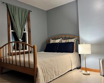 Holyoke House Oasis - Near Colleges, Cities & More - Holyoke - Bedroom