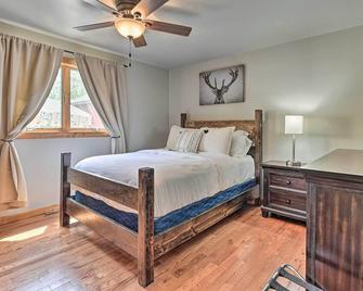 Cabin 1 Mi to Sand Valley, 1 Block to Beach - Nekoosa - Bedroom