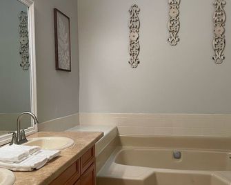 Top of the Terraces w/optional Golfcart rental - Peachtree City - Bathroom