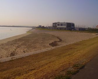 cozy chalet right on the sea and forest - Sint Annaland - Habitación