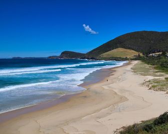 Cerulean Blue Combo, 5 bedrooms Sleeps 12 walk to cafes and beach - Blueys Beach - Playa