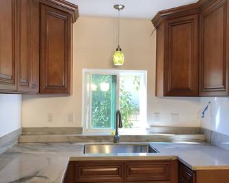 City Garden House-centrally located in LA - La Puente - Kitchen
