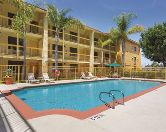 La Quinta Inn by Wyndham San Diego Chula Vista - Chula Vista - Pool