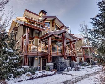 Fitzsimmons Walk 39 | Walk to village, hot tub, modern, flexible bedding - Whistler - Bâtiment