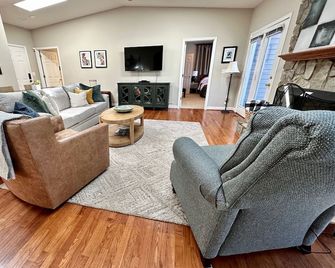 Peaceful, Family-friendly Lakefront cottage, sandy beach, quiet cove, w/dock - Conover - Living room