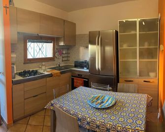 Villetta relax fast wi-fi 9 Min porto Civitavecchia - Santa Marinella - Küche