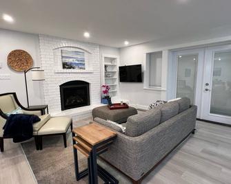 Unwind Q.B. New Deluxe 950 Sq Ft 1 Bedroom Garden Suite -Separate Entrance - Qualicum Beach - Living room