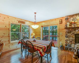 Gorgeous Lakefront Home with a Fire Pit, Two Living Areas, and a Sunroom - Chestertown - Їдальня