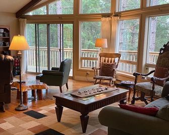 Lake side cottage w- sand beach. 13 acres-forest, steams & waterfalls to explore - Huntsville - Living room