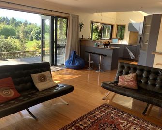 Pohutukawa Lake House. Relax in comfort in our well equipped lake house. - Rotorua - Living room