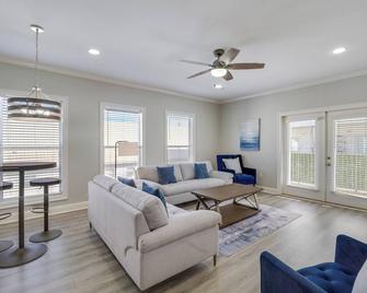 Relaxing Biloxi Vacation Rental Condo Near Beach! - Biloxi - Living room