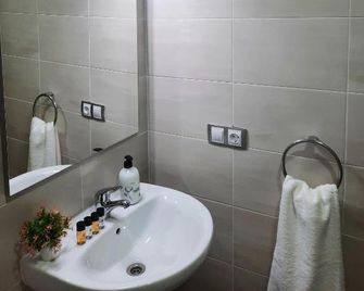 Apartamentos Clavero 10 - Пласенсія - Ванна кімната