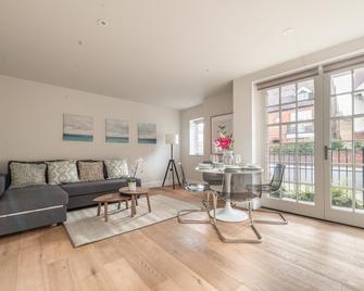 Hampden Apartments - The Diana - Windsor - Living room