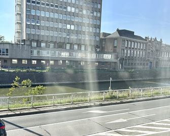 Vacation Home for 4 adults with 3 bedrooms and free parking - Ghent - Building