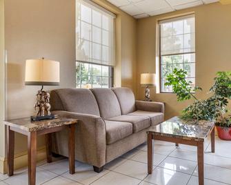 Quality Inn & Suites Hanes Mall - Winston-Salem - Living room