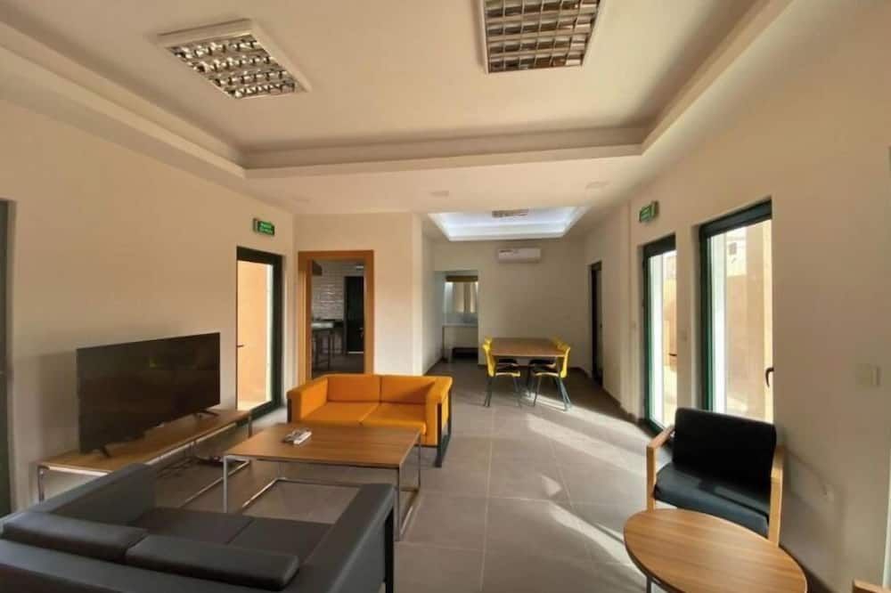 Le Lézard Vert, Maison d'Affair à Niamey 1BR Suite - Niamey - Sala de estar