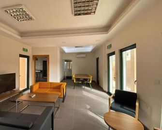 Le Lézard Vert, Maison d'Affair à Niamey 1BR Suite - Niamey - Sala de estar