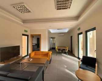 Le Lézard Vert, Maison d'Affair à Niamey 1BR Suite - نيامي - غرفة معيشة