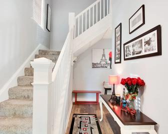 European Charm 1870'S Brick House Minutes to Downtown , - Kansas City - Stairs